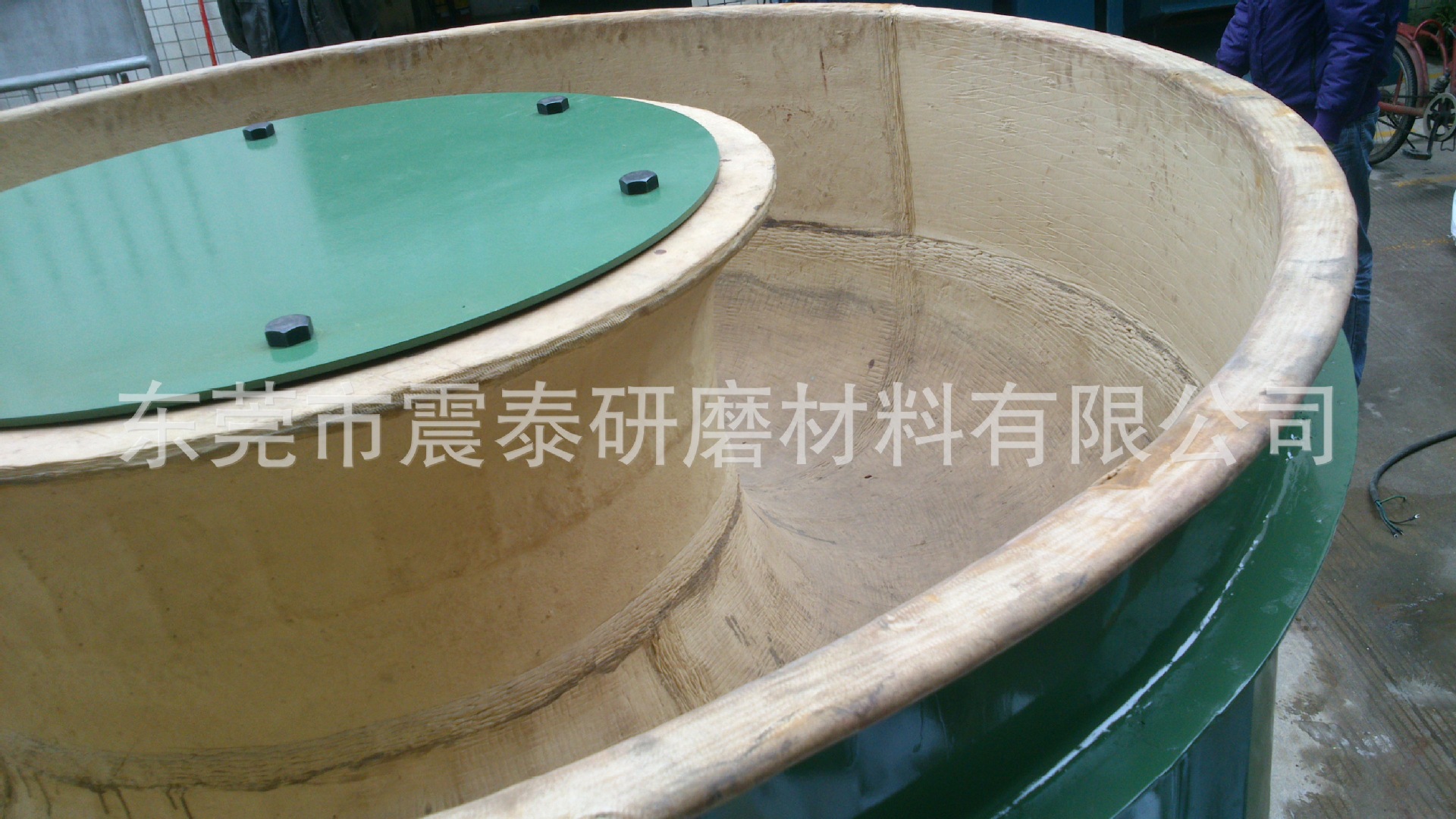 1500L大型振動(dòng)研磨機(jī)